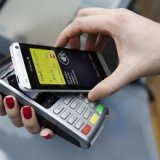 Россияне все чаще предпочитают расплачиваться смартфонами, вместо пластиковых карт