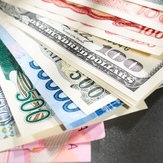 Официальные курсы валют  - доллар вырос на 1 копейку, курс евро снизился на 4 копейки