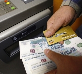 Россияне снимают деньги со счетов и накапливают долги