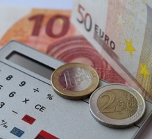 Курс евро снизился на открытии торгов