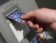 Банки могут заставить указывать комиссию за снятие денег в банкомате