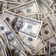 Курс доллара опустился до 82 рублей впервые с 19 марта